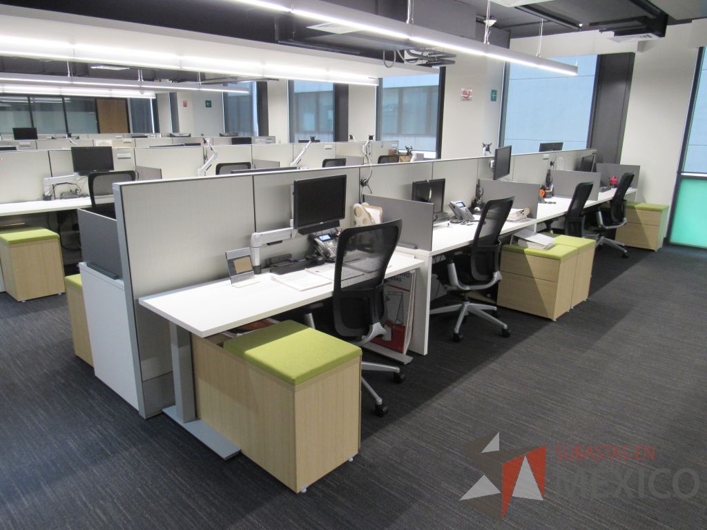 Lote 103 - Estación de trabajo para 7 personas de mampara media con 6 credenzas de 2 cajones y 1 entrepaño - Imagen 2