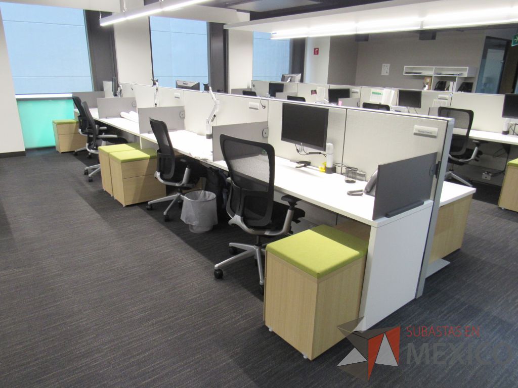 Lote 062 - Estación de trabajo para 8 personas de mampara media con 7 credenzas de 2 cajones y 1 entrepaño - Imagen 3