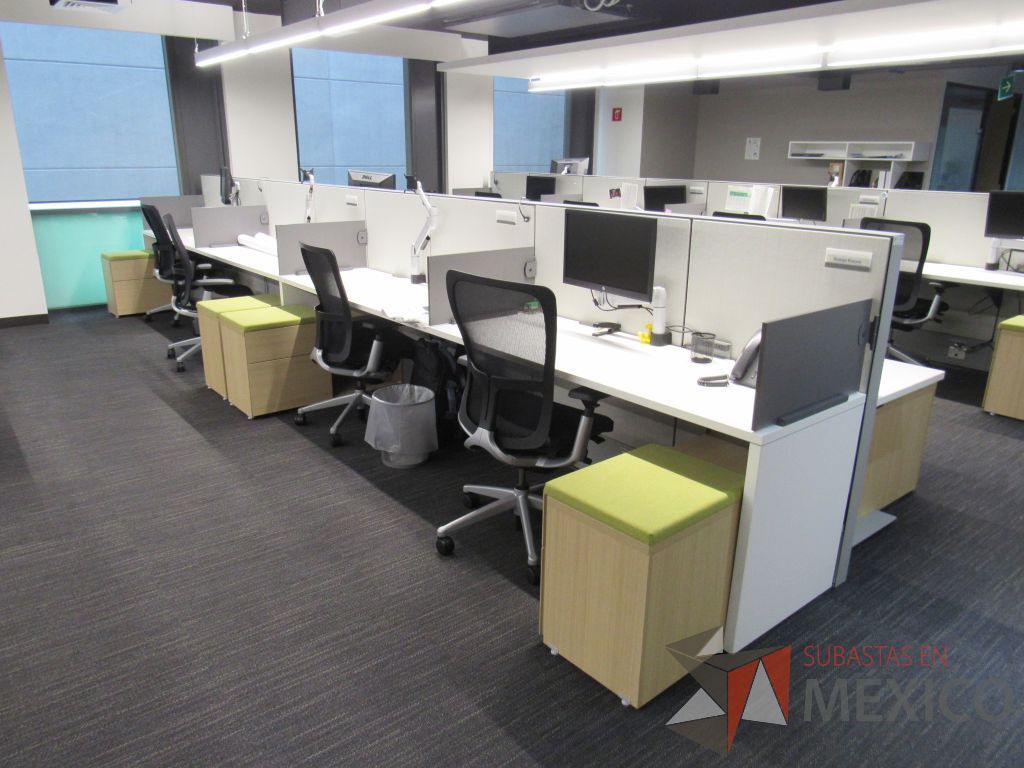 Lote 062 - Estación de trabajo para 8 personas de mampara media con 7 credenzas de 2 cajones y 1 entrepaño - Imagen 5