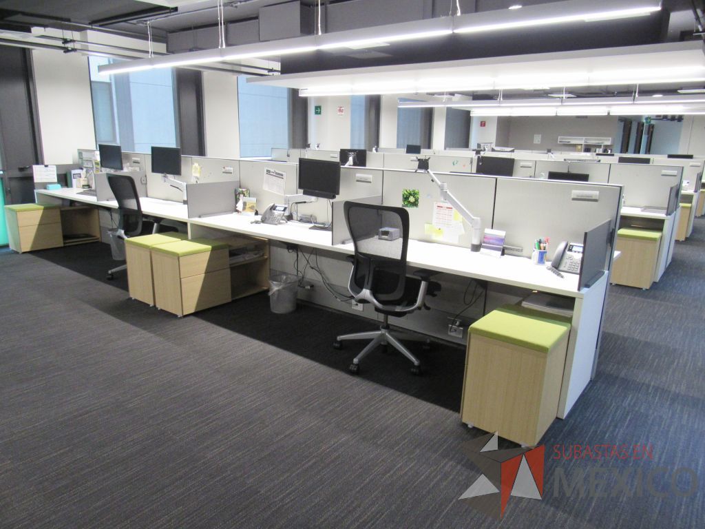 Lote 103 - Estación de trabajo para 7 personas de mampara media con 6 credenzas de 2 cajones y 1 entrepaño - Imagen 7