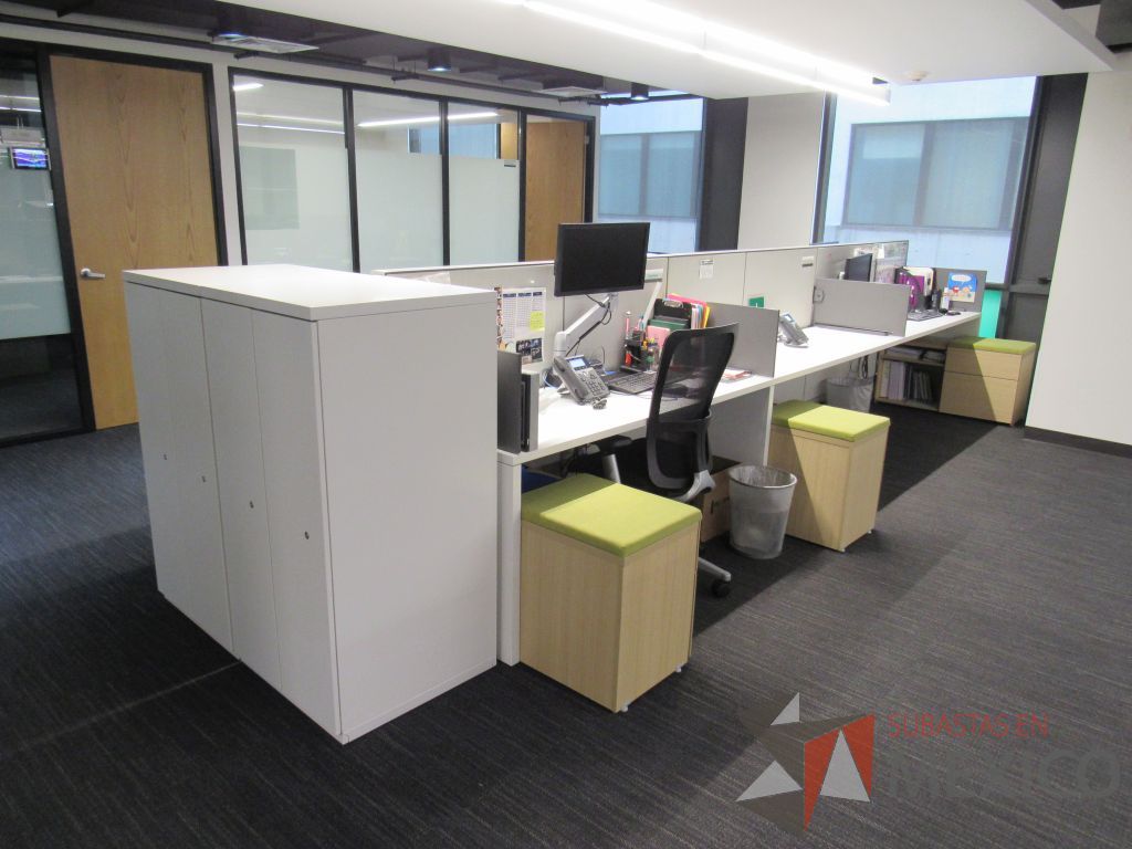 Lote 105 - Estación de trabajo para 6 personas de mampara media con 6 credenzas de 2 cajones y 1 entrepaño - Imagen 2