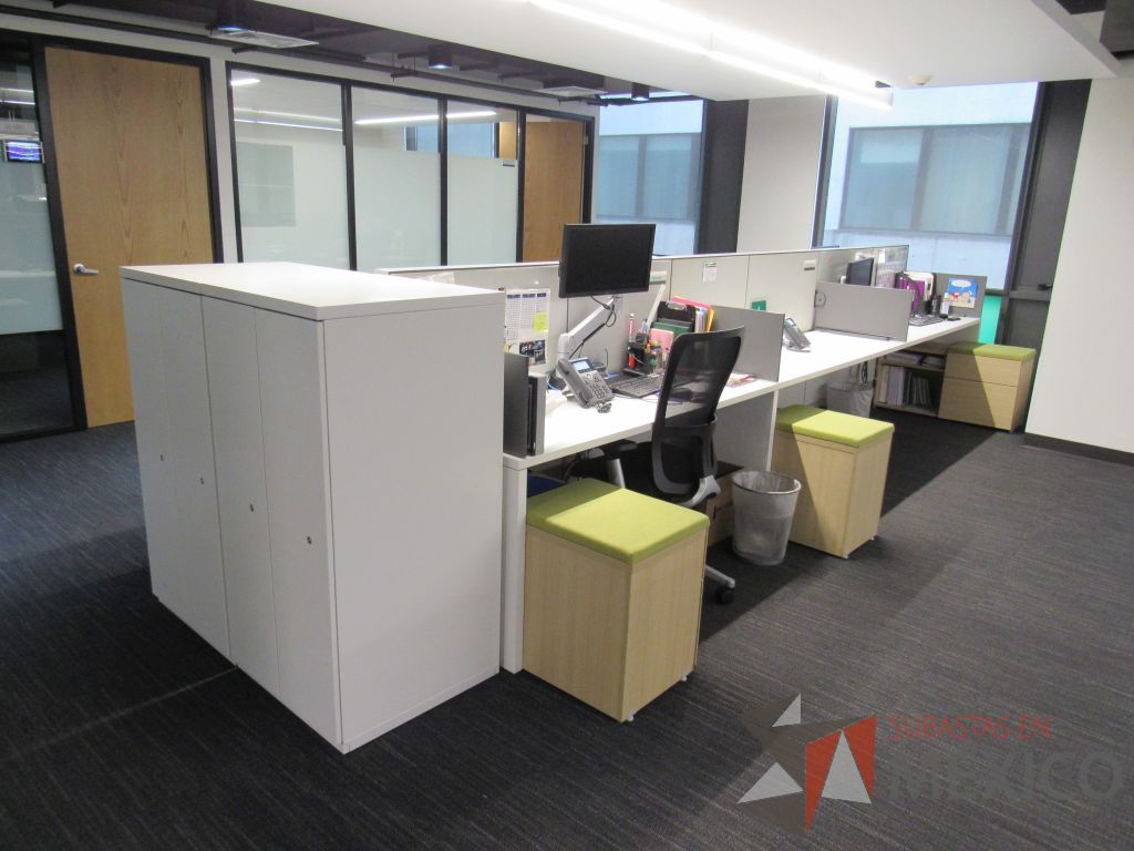 Lote 105 - Estación de trabajo para 6 personas de mampara media con 6 credenzas de 2 cajones y 1 entrepaño - Imagen 3