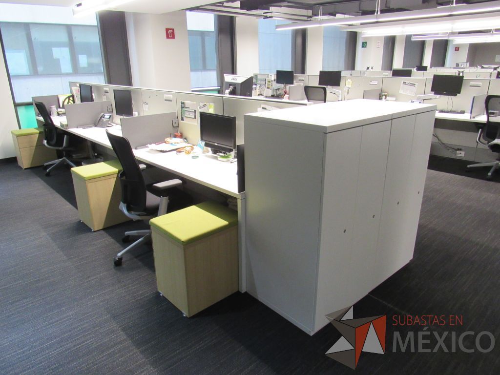 Lote 105 - Estación de trabajo para 6 personas de mampara media con 6 credenzas de 2 cajones y 1 entrepaño - Imagen 4