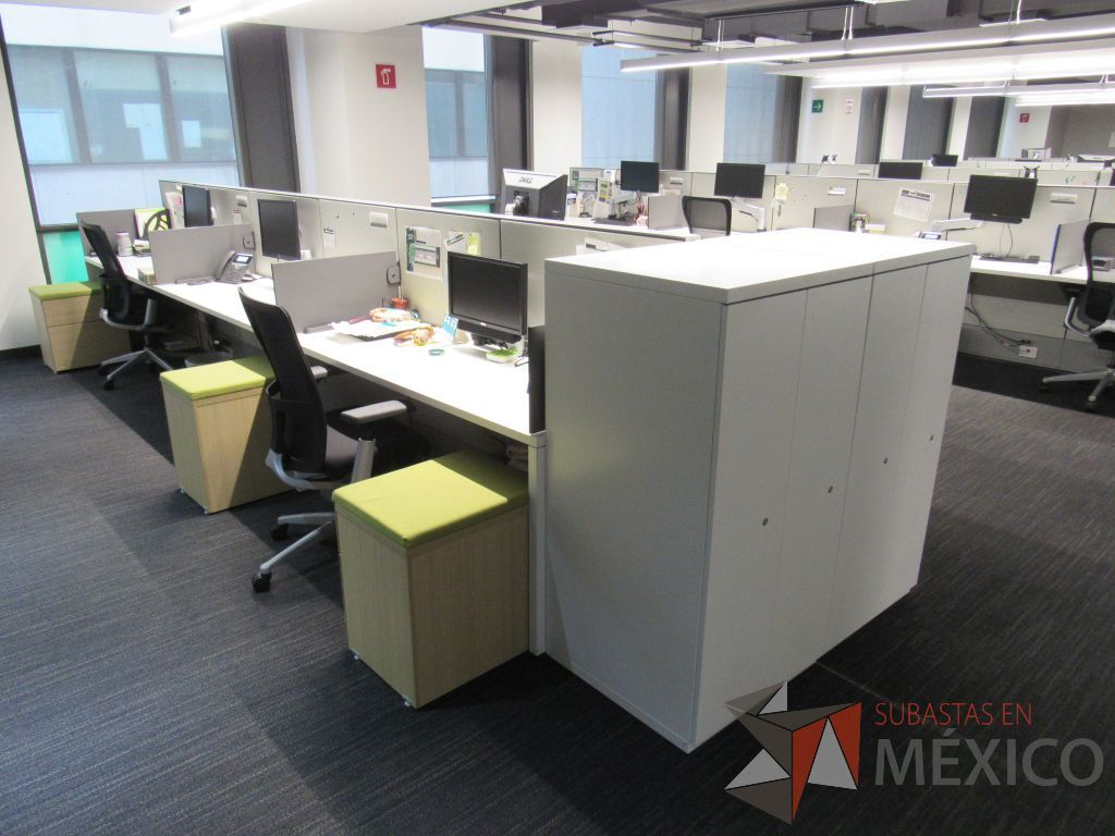 Lote 105 - Estación de trabajo para 6 personas de mampara media con 6 credenzas de 2 cajones y 1 entrepaño - Imagen 5