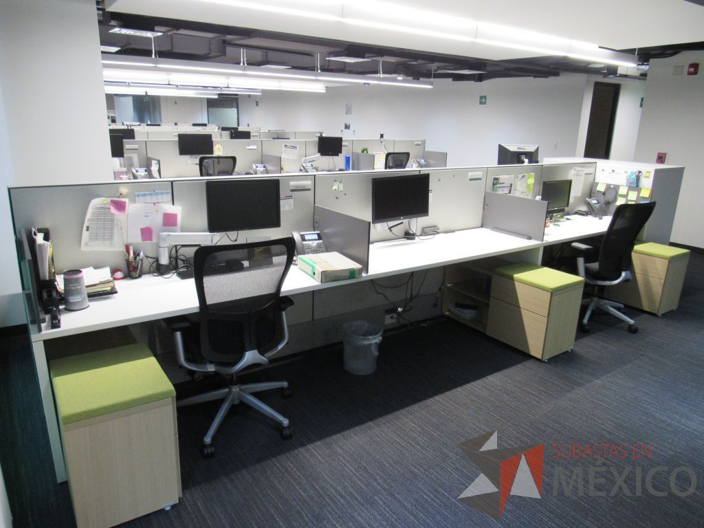 Lote 105 - Estación de trabajo para 6 personas de mampara media con 6 credenzas de 2 cajones y 1 entrepaño - Imagen 6