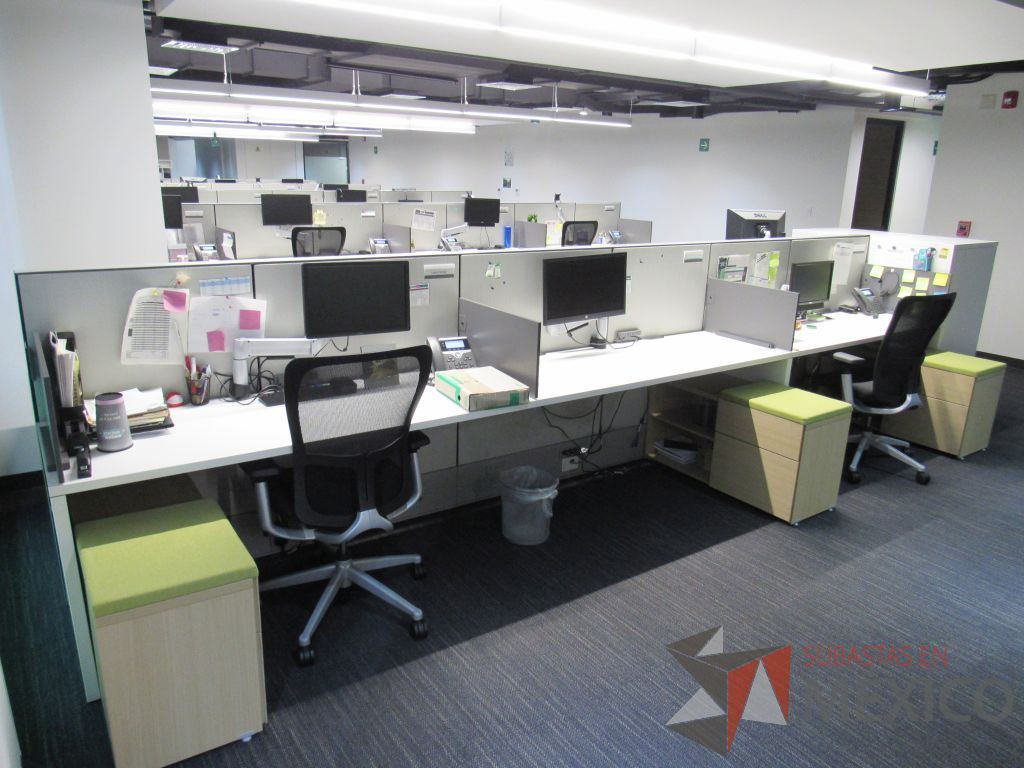 Lote 105 - Estación de trabajo para 6 personas de mampara media con 6 credenzas de 2 cajones y 1 entrepaño - Imagen 7