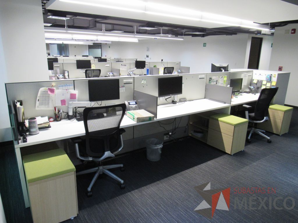 Lote 105 - Estación de trabajo para 6 personas de mampara media con 6 credenzas de 2 cajones y 1 entrepaño - Imagen 8