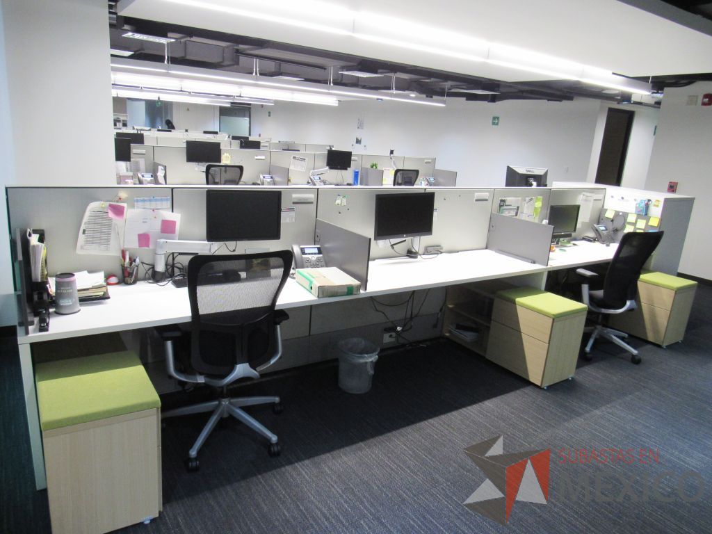 Lote 105 - Estación de trabajo para 6 personas de mampara media con 6 credenzas de 2 cajones y 1 entrepaño - Imagen 9