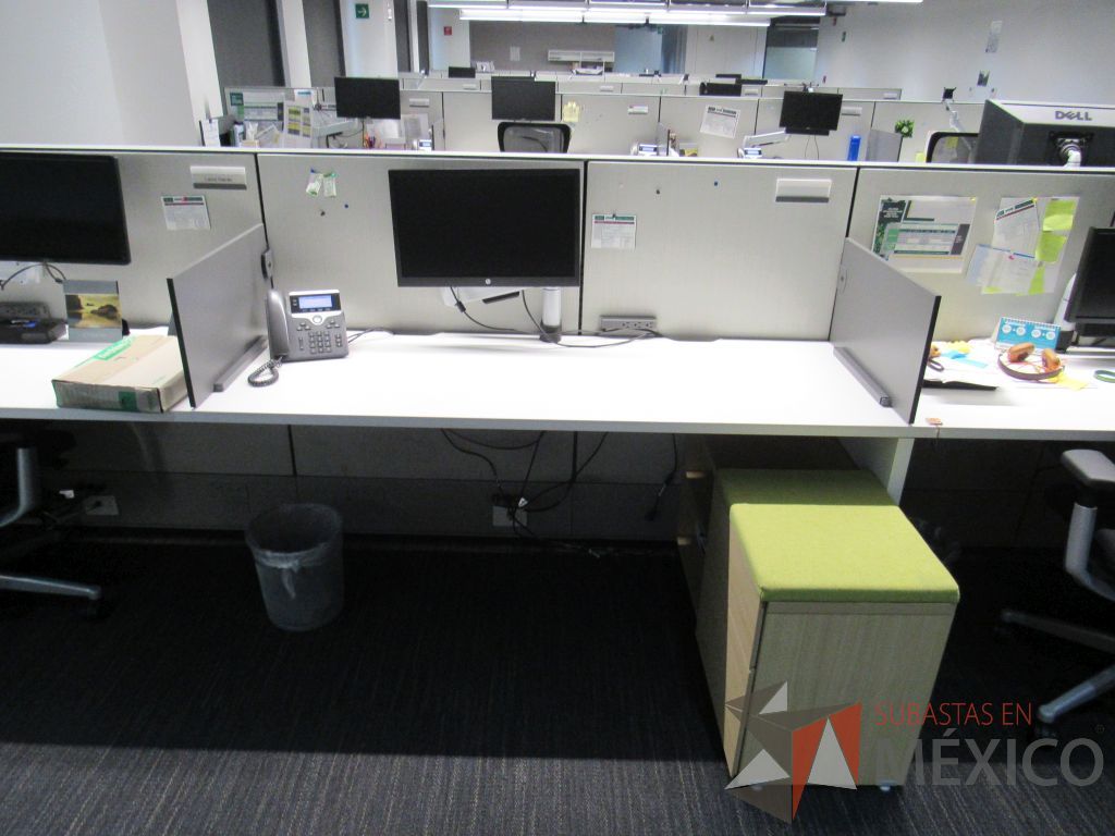 Lote 105 - Estación de trabajo para 6 personas de mampara media con 6 credenzas de 2 cajones y 1 entrepaño - Imagen 10