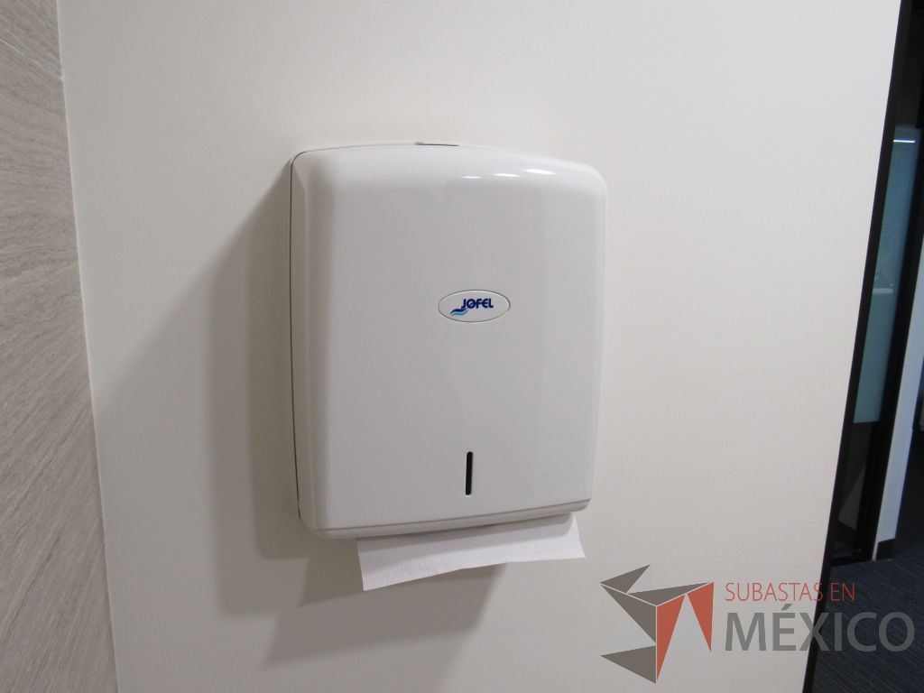 Lote 435 - 2 juegos de Mobiliario para baño ( Gabinete con lavabo, Espejo, Sanitario, Despachadores de papel) - Imagen 10