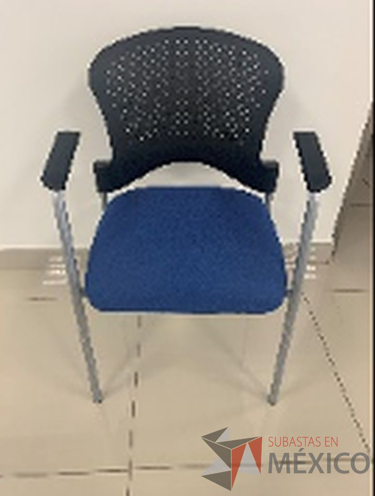 Lote 006 - 2 Sillas de visita con 4 patas metálicas, asiento en tela color azul y respaldo color negro