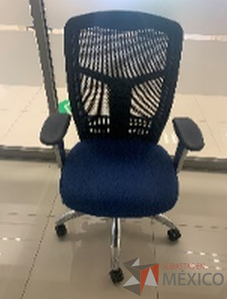 Lote 005 - 1 Silla operativa con ruedas, descansabrazos, asiento color azul y respaldo en malla