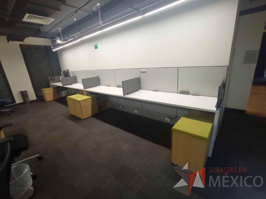 Lote 019 - Estación de trabajo para 4 personas de mampara media con 4 credenzas de 2 cajones y 1 entrepaño - Imagen 5