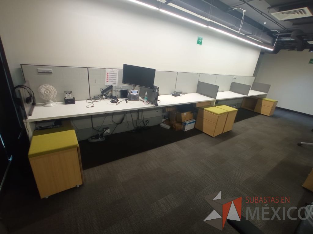 Lote 019 - Estación de trabajo para 4 personas de mampara media con 4 credenzas de 2 cajones y 1 entrepaño - Imagen 4