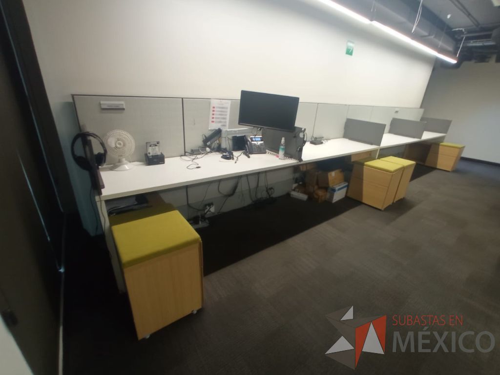 Lote 019 - Estación de trabajo para 4 personas de mampara media con 4 credenzas de 2 cajones y 1 entrepaño
