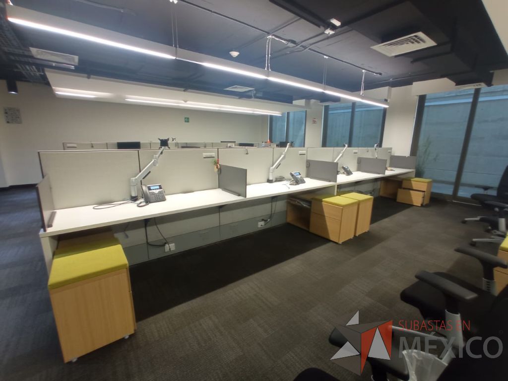Lote 019 - Estación de trabajo para 4 personas de mampara media con 4 credenzas de 2 cajones y 1 entrepaño - Imagen 2