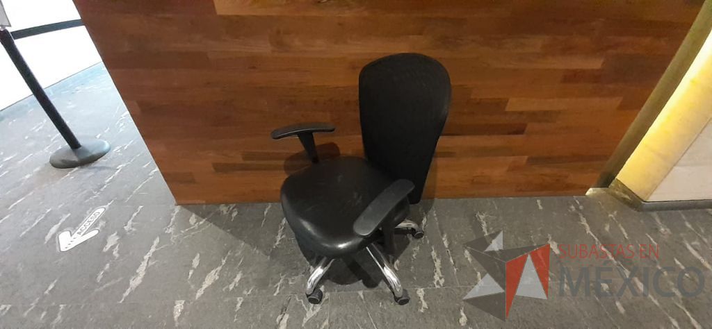 Lote 056 - Silla operativa con ruedas, descansabrazos, asiento tipo piel y respaldo en malla - Imagen 4