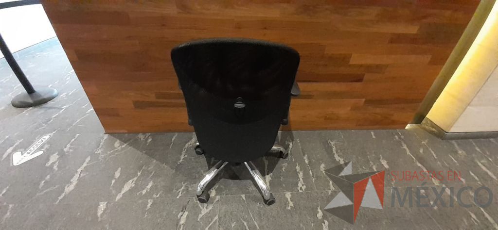 Lote 056 - Silla operativa con ruedas, descansabrazos, asiento tipo piel y respaldo en malla - Imagen 2