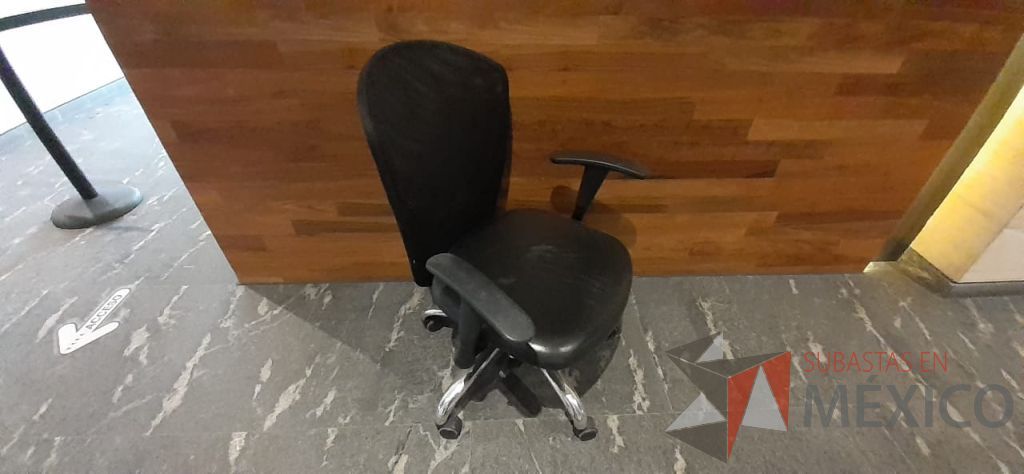 Lote 056 - Silla operativa con ruedas, descansabrazos, asiento tipo piel y respaldo en malla - Imagen 3