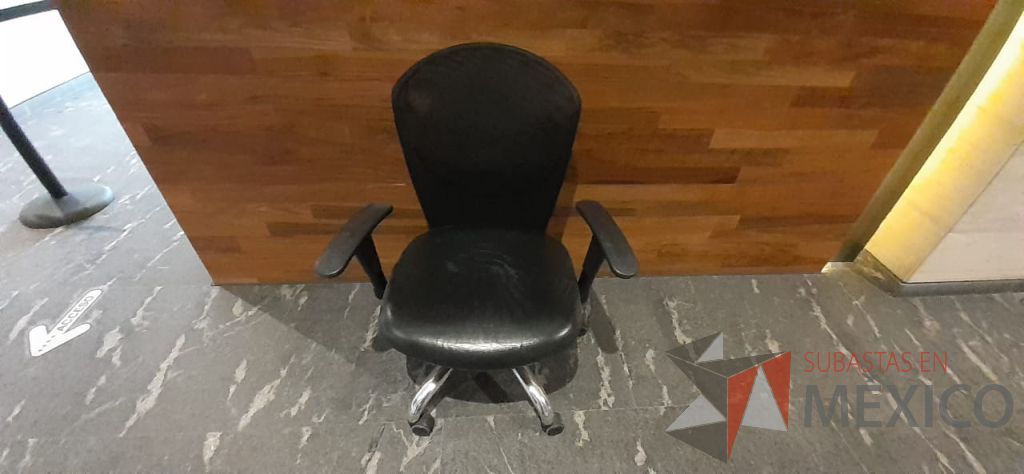 Lote 056 - Silla operativa con ruedas, descansabrazos, asiento tipo piel y respaldo en malla