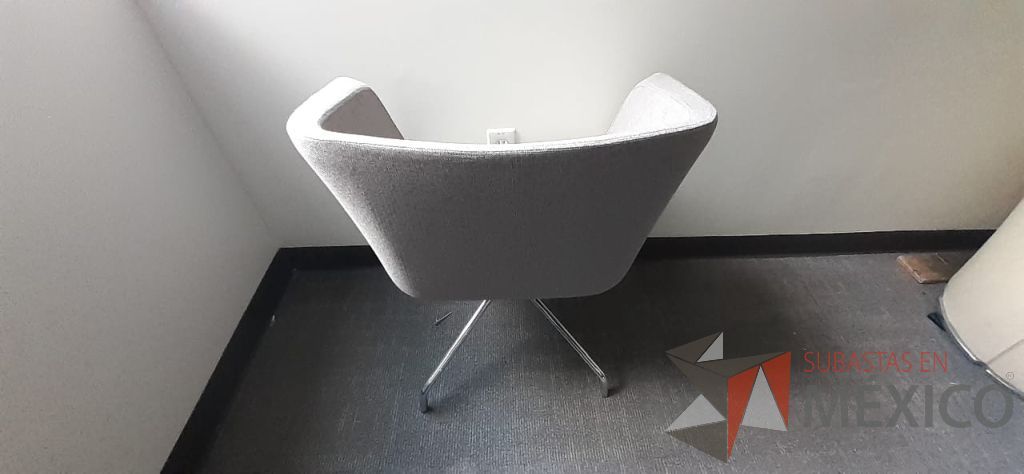 Lote 144 - 5 Sillas de visitas con base metalica, asiento y respaldo en tela color gris - Imagen 2