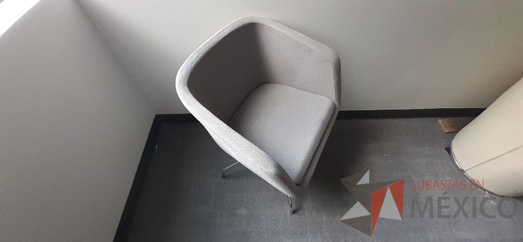 Lote 144 - 5 Sillas de visitas con base metalica, asiento y respaldo en tela color gris - Imagen 3