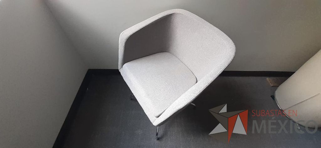Lote 144 - 5 Sillas de visitas con base metalica, asiento y respaldo en tela color gris - Imagen 4