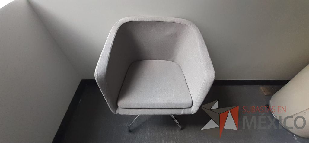 Lote 144 - 5 Sillas de visitas con base metalica, asiento y respaldo en tela color gris