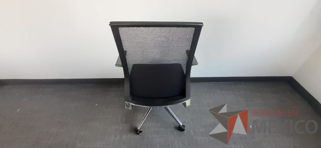 Lote 002 - 2 Silla ejecutivas con ruedas, descansa brazos, asiento en tela y respaldo en malla color negro - Imagen 3