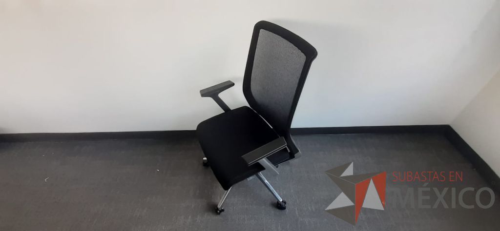 Lote 002 - 2 Silla ejecutivas con ruedas, descansa brazos, asiento en tela y respaldo en malla color negro - Imagen 4