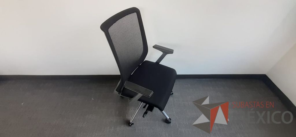 Lote 109 - 2 Sillas ejecutivas con ruedas, descansa brazos, asiento en tela y respaldo en malla color negro - Imagen 4