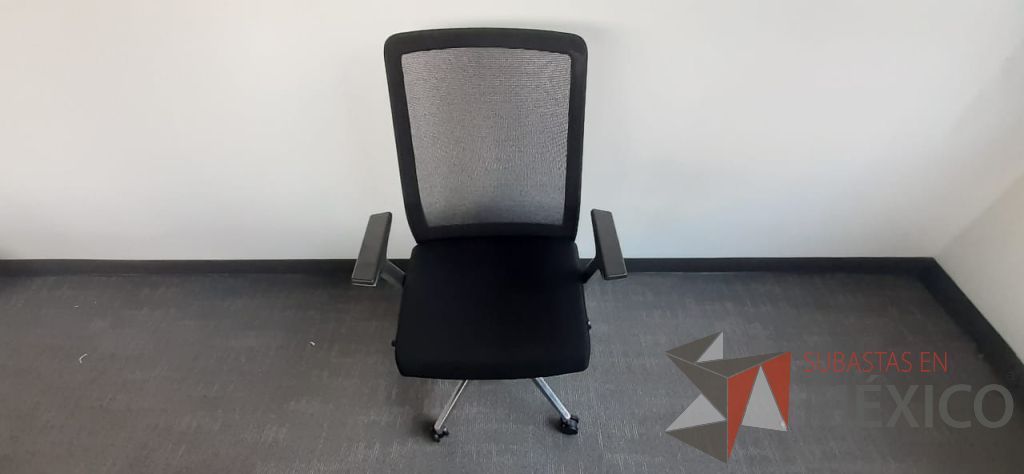Lote 002 - 2 Silla ejecutivas con ruedas, descansa brazos, asiento en tela y respaldo en malla color negro