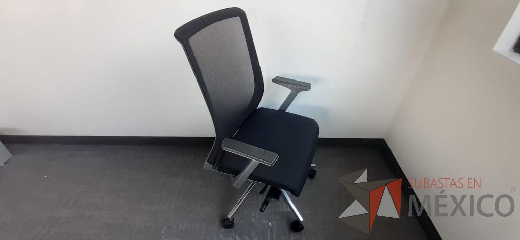 Lote 111 - 2 Sillas ejecutivas con ruedas, descansa brazos, asiento en tela y respaldo en malla color negro - Imagen 5