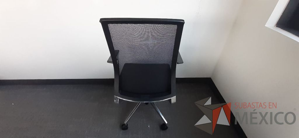 Lote 111 - 2 Sillas ejecutivas con ruedas, descansa brazos, asiento en tela y respaldo en malla color negro - Imagen 6