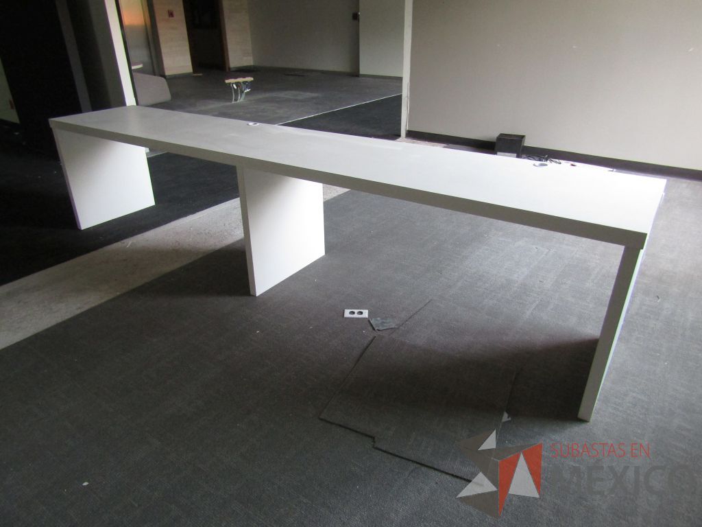 Lote 157 - Mesa de trabajo color blanco para 2 personas tipo madera - Imagen 2