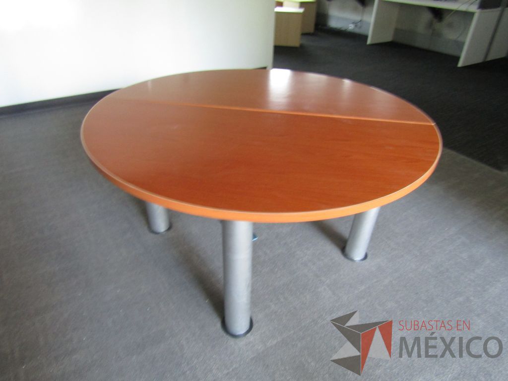 Lote 159 - Mesa de trabajo circular con patas metálicas color gris y cubierta color café - Imagen 2