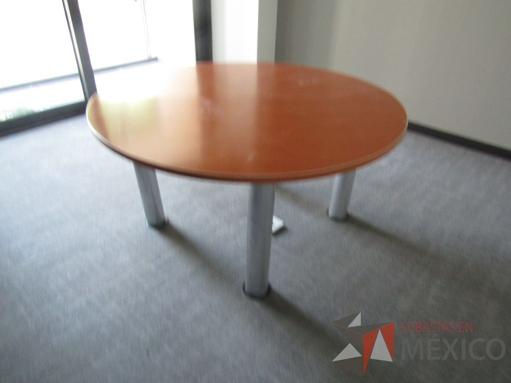 Lote 159 - Mesa de trabajo circular con patas metálicas color gris y cubierta color café - Imagen 3