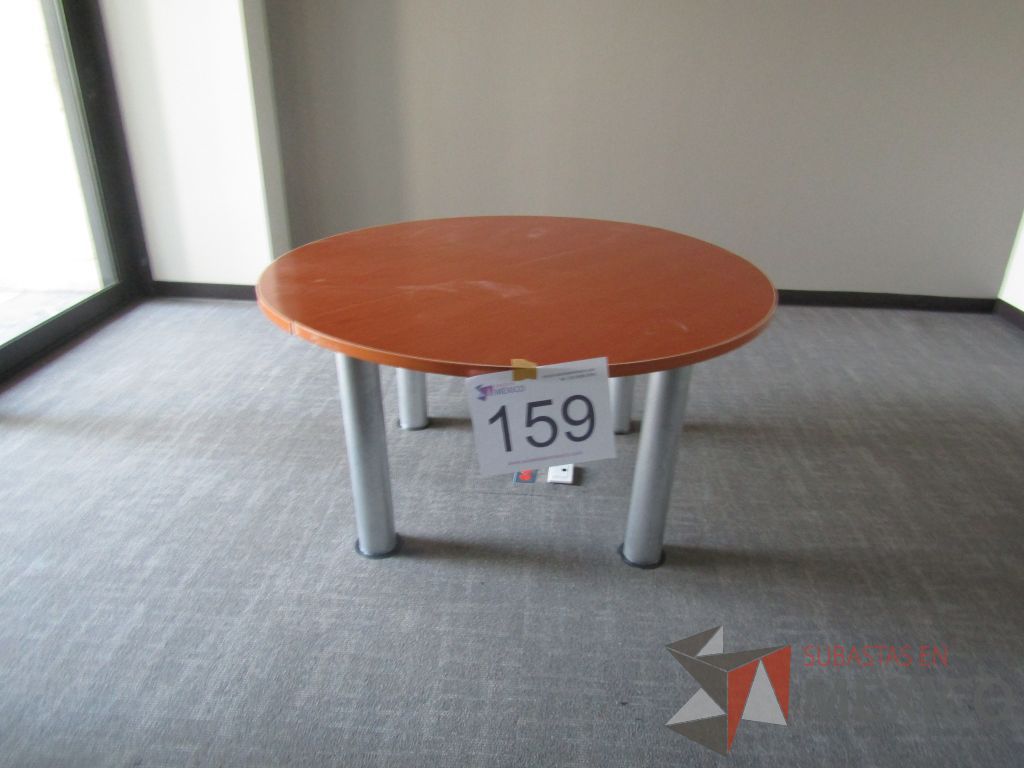 Lote 159 - Mesa de trabajo circular con patas metálicas color gris y cubierta color café - Imagen 7