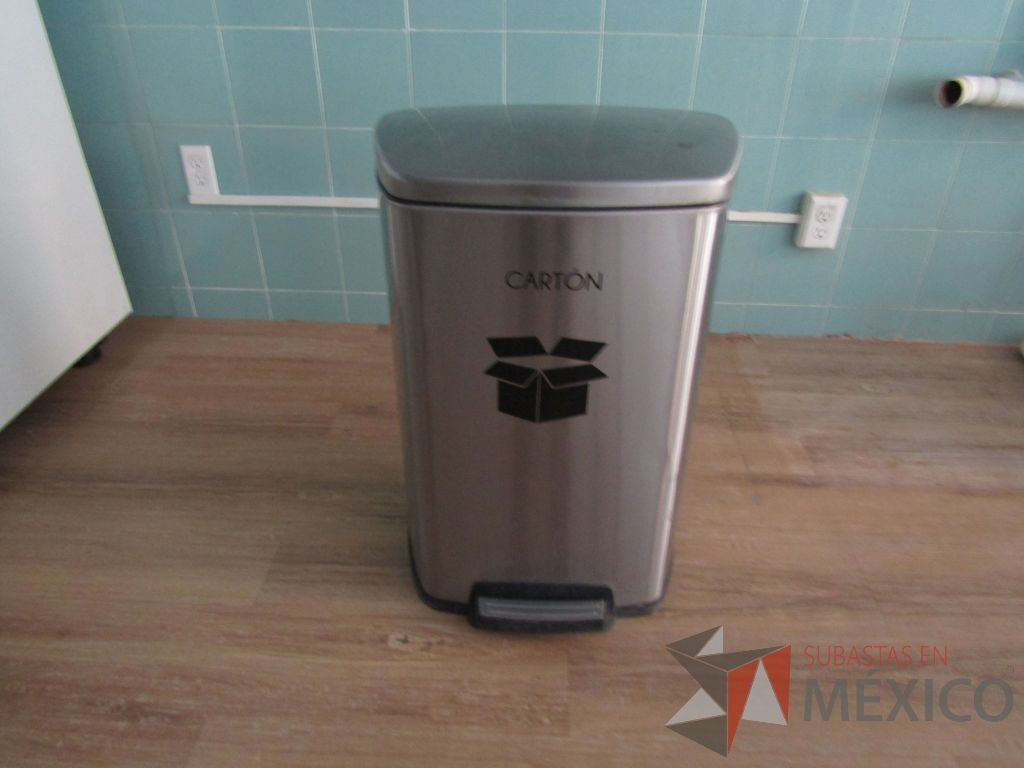 Lote 169 - Bote de basura metálico con tapa y pedal