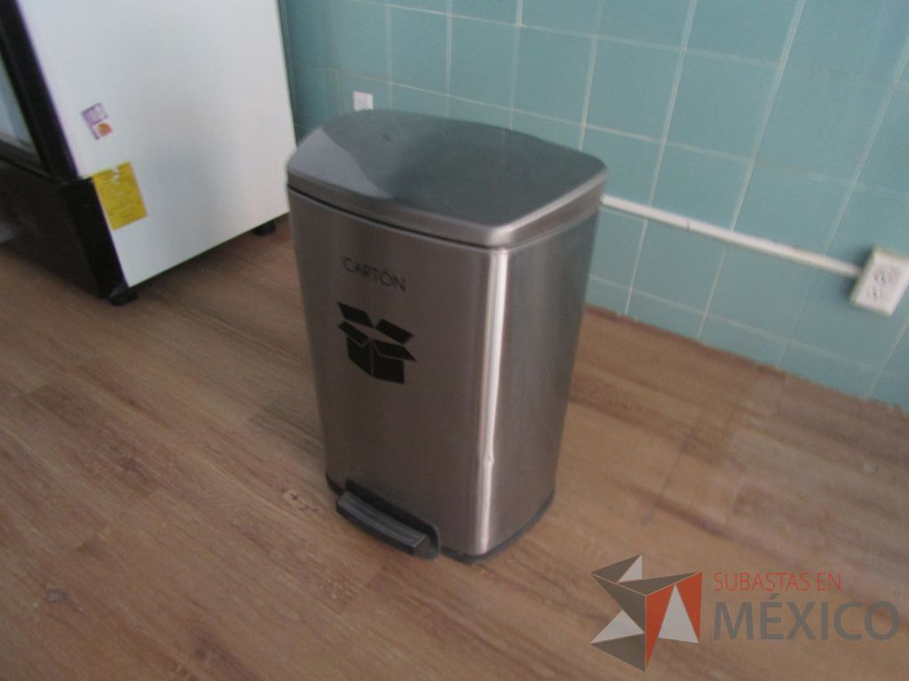 Lote 169 - Bote de basura metálico con tapa y pedal - Imagen 2