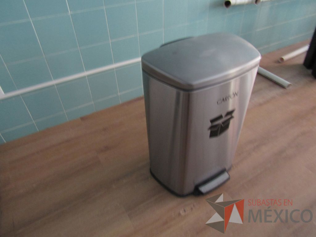Lote 169 - Bote de basura metálico con tapa y pedal - Imagen 3