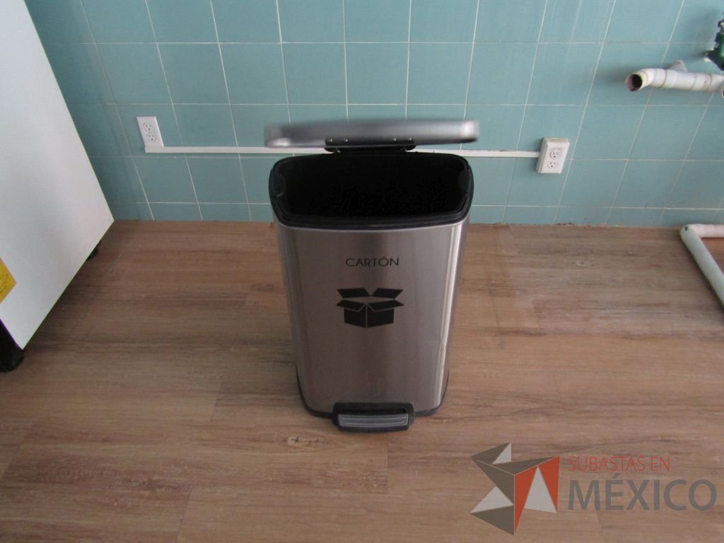 Lote 169 - Bote de basura metálico con tapa y pedal - Imagen 4