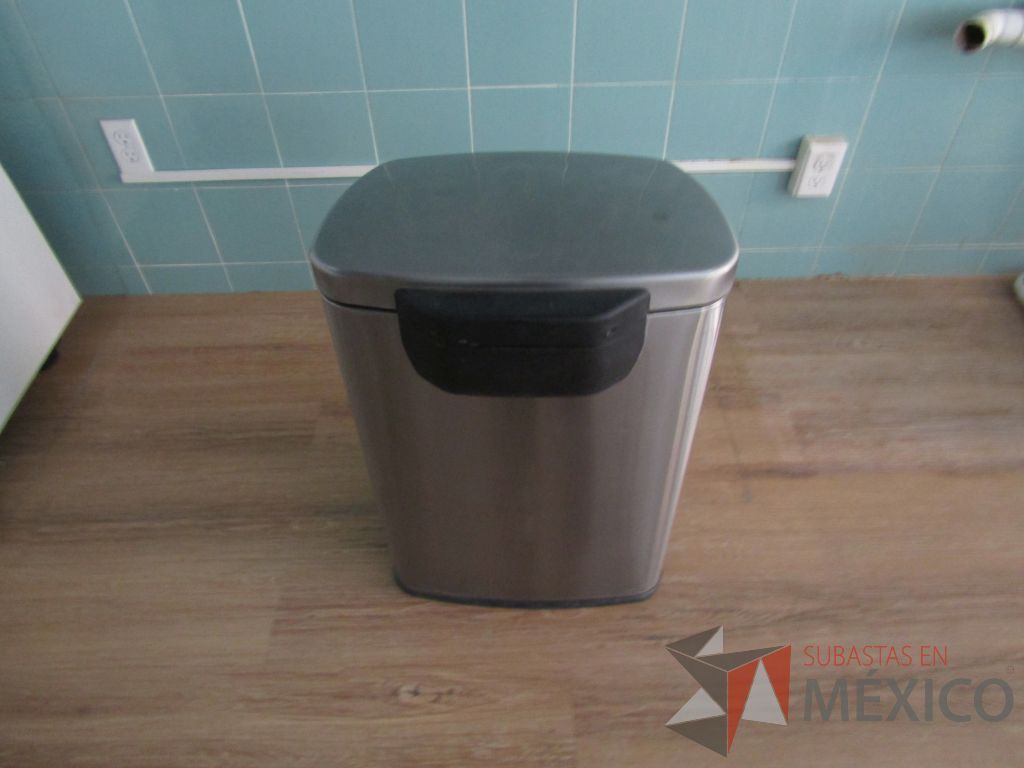 Lote 169 - Bote de basura metálico con tapa y pedal - Imagen 6