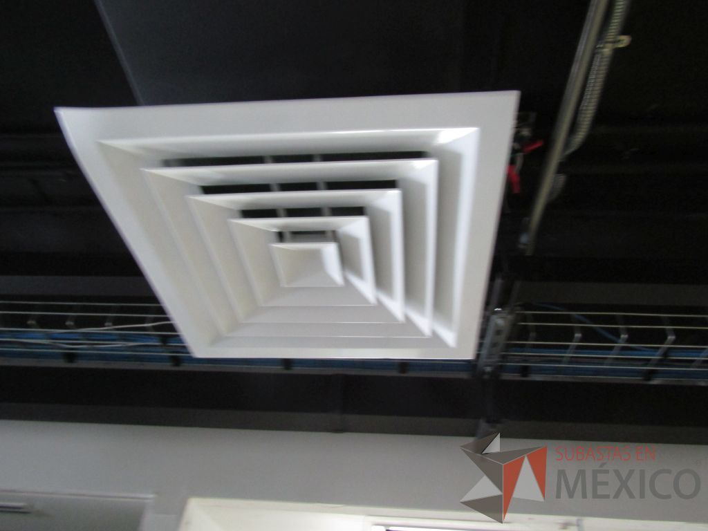 Lote 172 - 30 Rejilla de aire metálica en color blanco