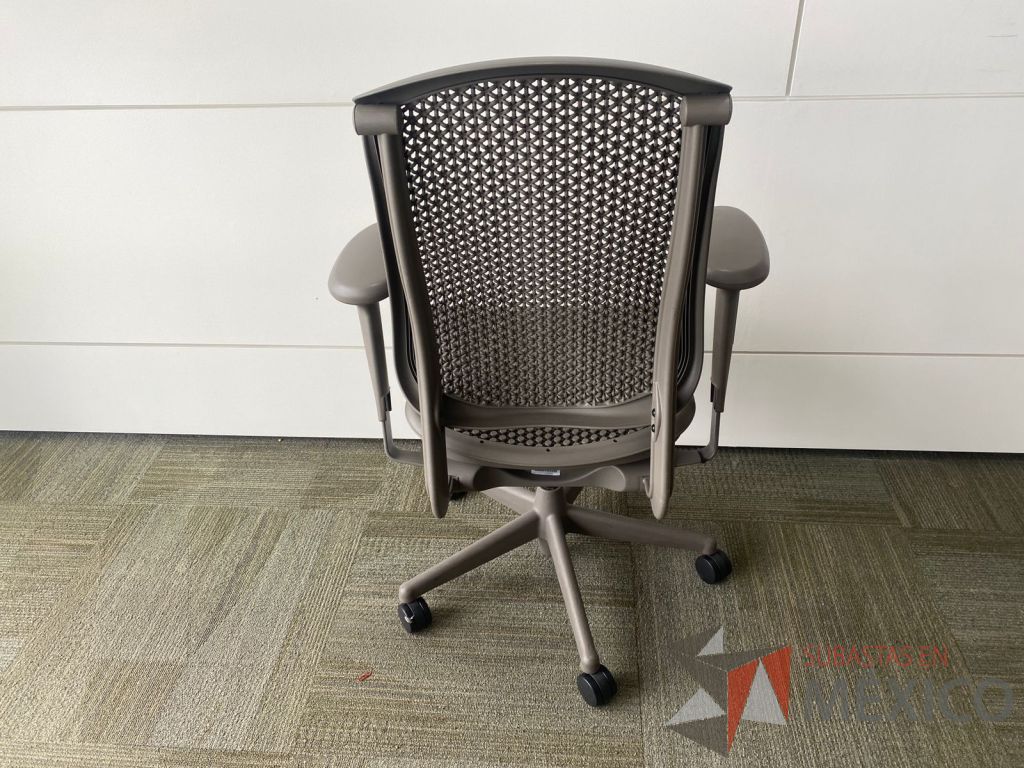 Lote 1012 - 2 Sillas Herman Miller Celle con ruedas, descansa brazos, asiento en tela y respaldo en plástico color gris - Imagen 9