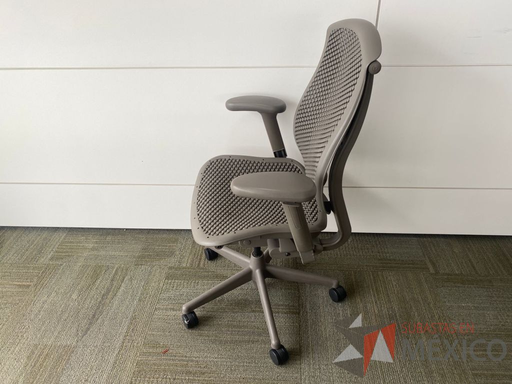 Lote 1012 - 2 Sillas Herman Miller Celle con ruedas, descansa brazos, asiento en tela y respaldo en plástico color gris - Imagen 8
