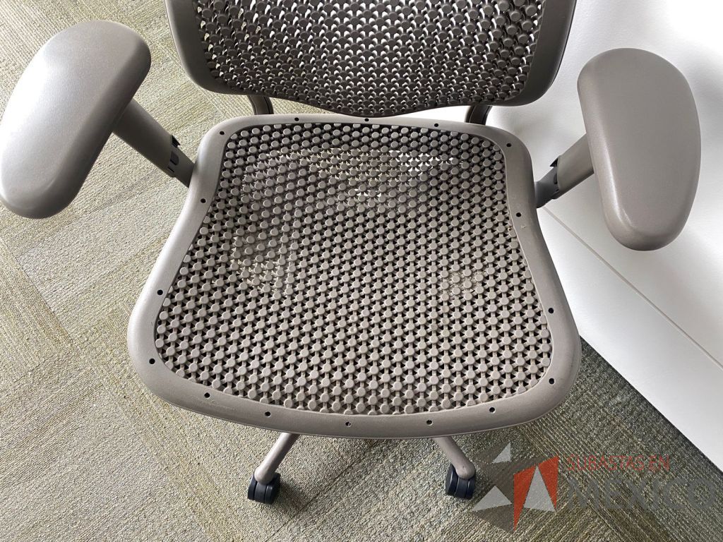 Lote 1012 - 2 Sillas Herman Miller Celle con ruedas, descansa brazos, asiento en tela y respaldo en plástico color gris - Imagen 7