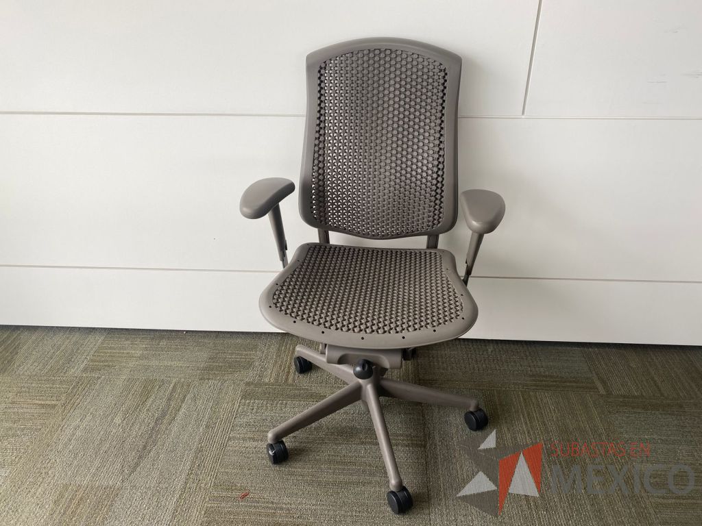 Lote 1012 - 2 Sillas Herman Miller Celle con ruedas, descansa brazos, asiento en tela y respaldo en plástico color gris - Imagen 6