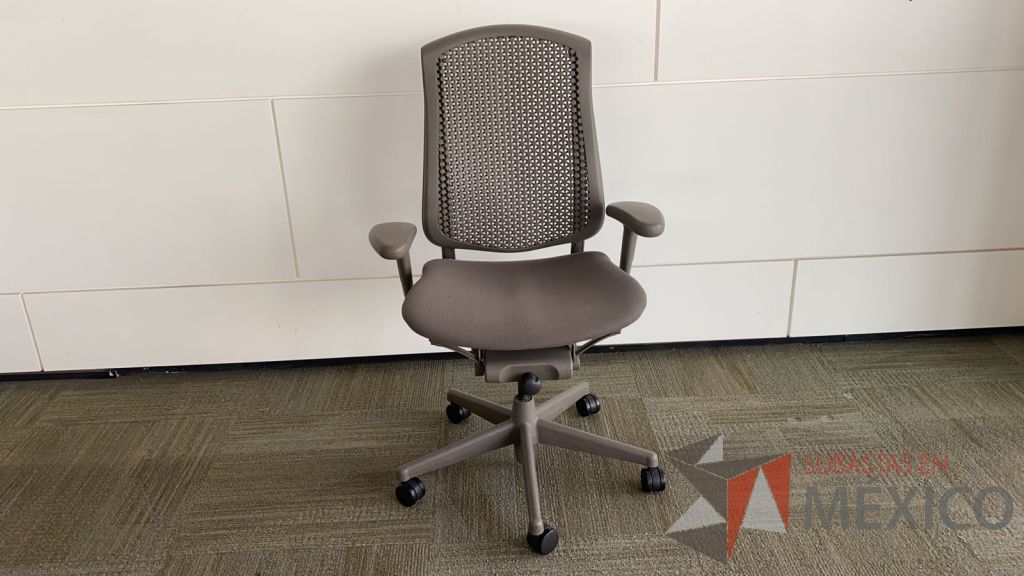 Lote 1012 - 2 Sillas Herman Miller Celle con ruedas, descansa brazos, asiento en tela y respaldo en plástico color gris - Imagen 5