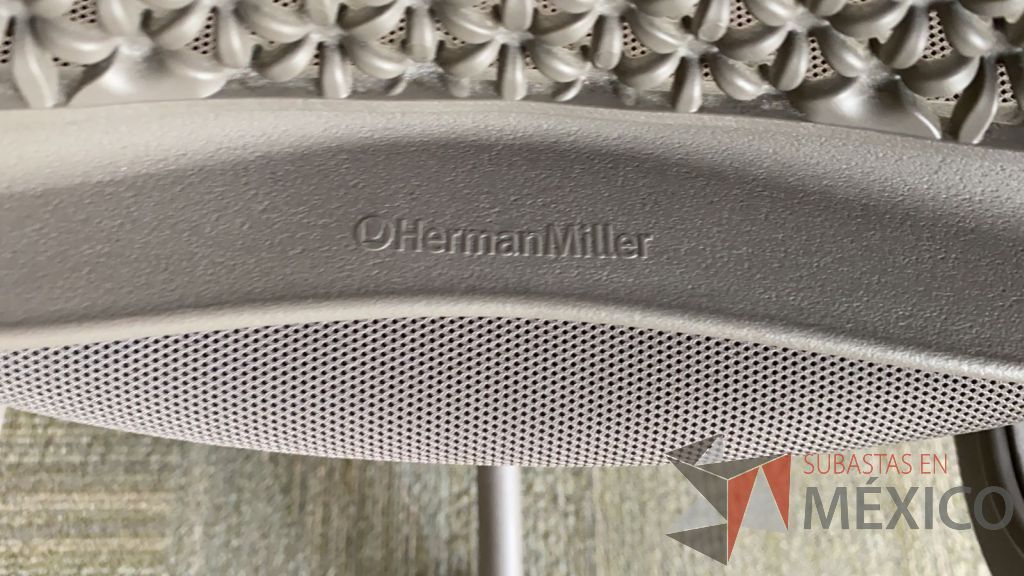 Lote 1012 - 2 Sillas Herman Miller Celle con ruedas, descansa brazos, asiento en tela y respaldo en plástico color gris - Imagen 4